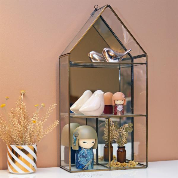 trs sympa, en forme de maison, avec toutes les faces en verre et la structure mtallique