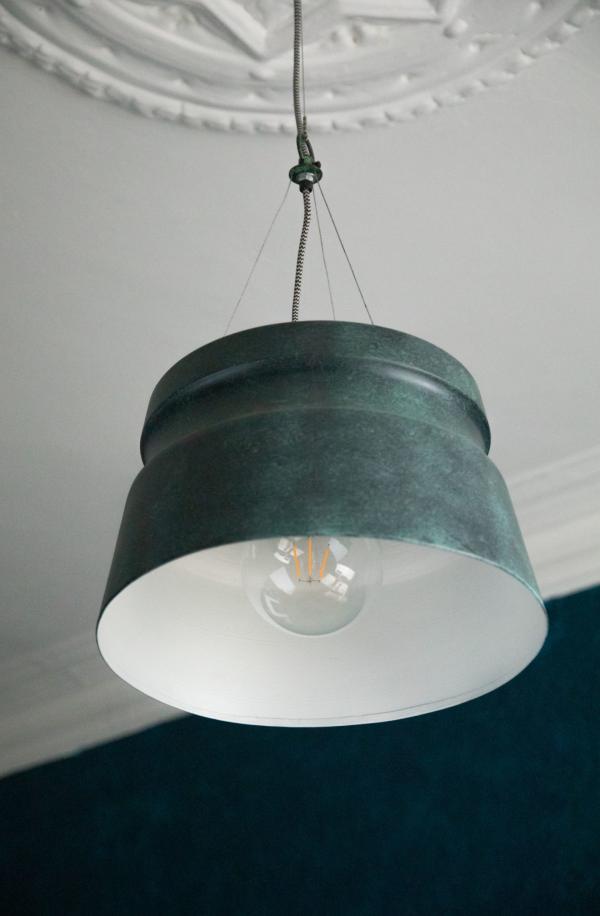 Nous avons des murs sombres en sarcelle, avec beaucoup de bois et de marbre dans la pièce - le métal plus industriel était un excellent ajout pour équilibrer les textures de la pièce