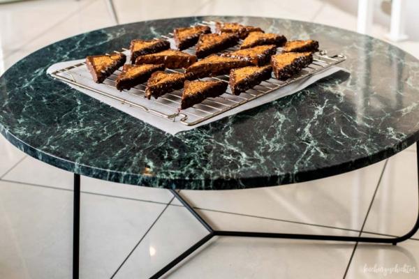 A pesar de la tapa de mármol, la mesa no parece realmente masiva, más bien elegante.