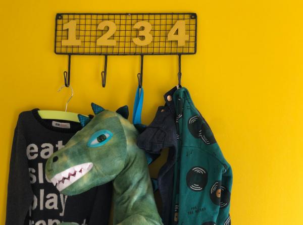 Encaja exactamente con nuestra pared amarilla. ¡Nos gusta!