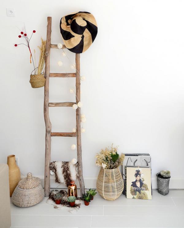 Ich benutze sie als Lichtquelle, umrahmte sie mit einer Girlande und benutzte sie als Hutablage...