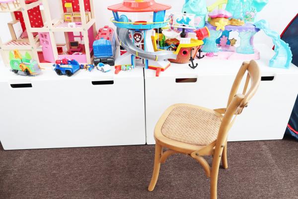 Les chaises sont entirement en htre massif et le sige est en jute. Super spcial et bien qu'il ait un look rtro, il est aussi super moderne si vous le combinez bien.