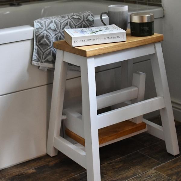 Sono l'altezza perfetta perché il più giovane possa raggiungere il rubinetto del bagno per lavarsi le mani o lavarsi i denti. Non solo, ma sono anche ideali come tavolino accanto alla vasca da bagno per farmi riposare la mia tazza e per prenotare.