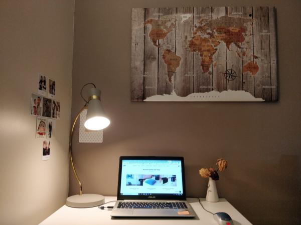 Seine gold/hellbeige Farbe passt perfekt zu meinem weißen Schreibtisch und der taupefarbenen Wand.