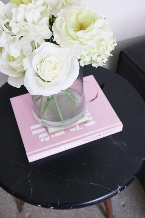 Ich liebe die dunkle und dramatische Marmorplatte, die einen perfekten Kontrast zu den Holzbeinen bildet.