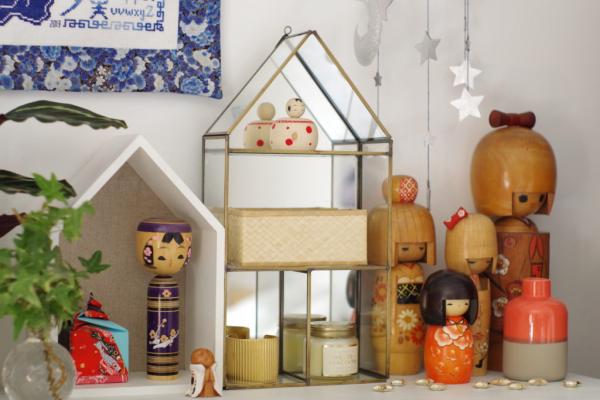 La structure en laiton donne cette touche rtro qui manquait dans ce coin et me permet en mme temps de garder certains objets en ordre sur les diffrentes tagres. 