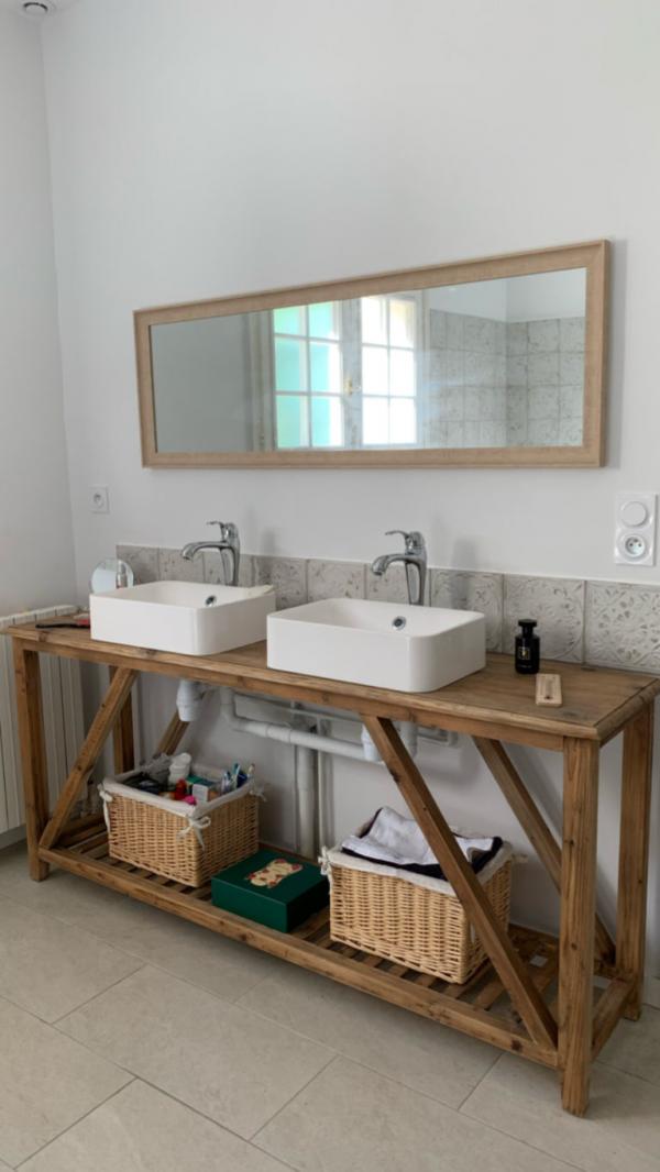 La console en elle-même est de très bonne qualité, robuste, parfaite pour une salle de bains.
