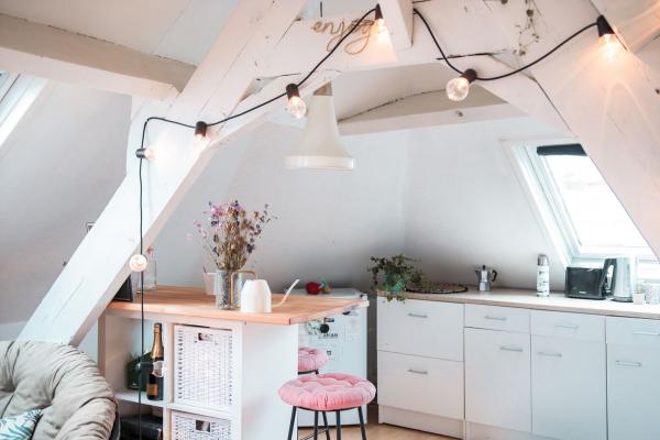 grande lampe au style vintage et un brin scandinave qui apporte un ct plus chaleureux  la cuisine