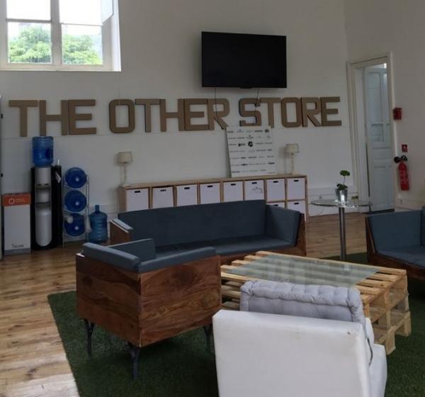 Wir lieben die Bänke in unseren Büros bei The Other Store, einem Unternehmen für E-Commerce und Omnicanal.