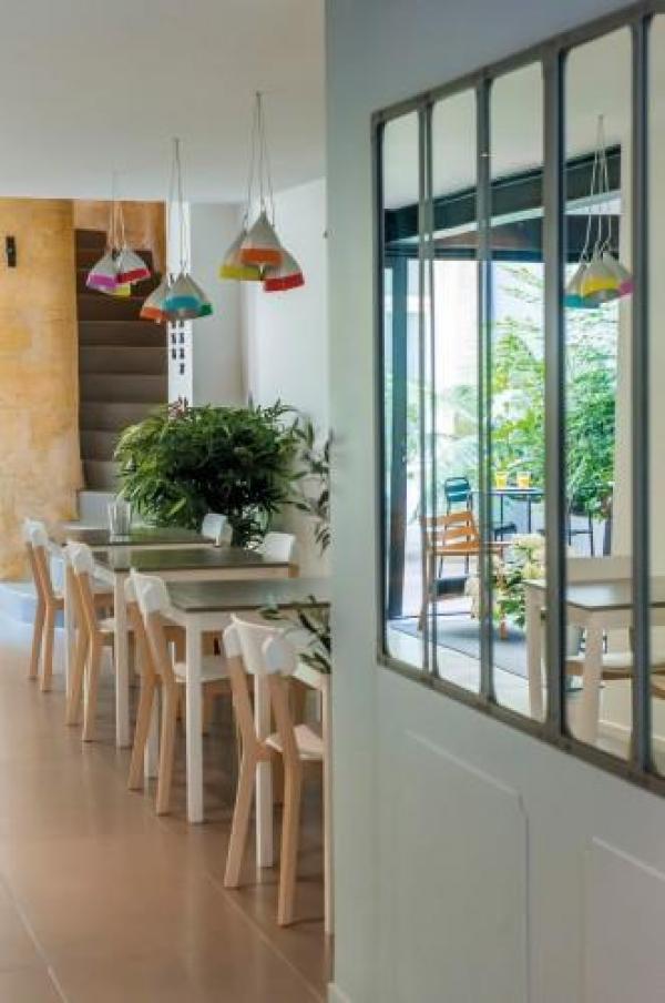 Welcome to the Hotel La Cour Carrée in Cachan