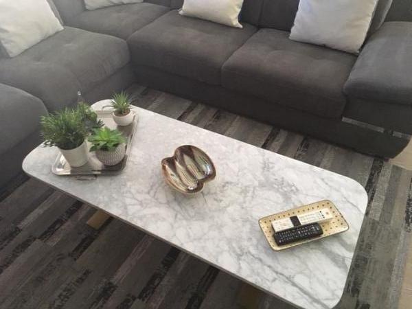 Trs belle table basse en marbre Carrera qui a t recu dans un emballage parfait ( de trs bonnes protections ) qui a t facile  monter. 
Nous en sommes trs satisfait ( couleur , qualit , dimensions ...)