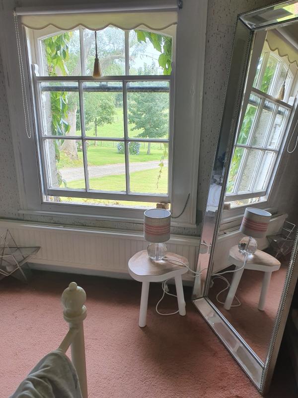 Mein schner kleiner weier Tisch fhlt sich wie zu Hause 