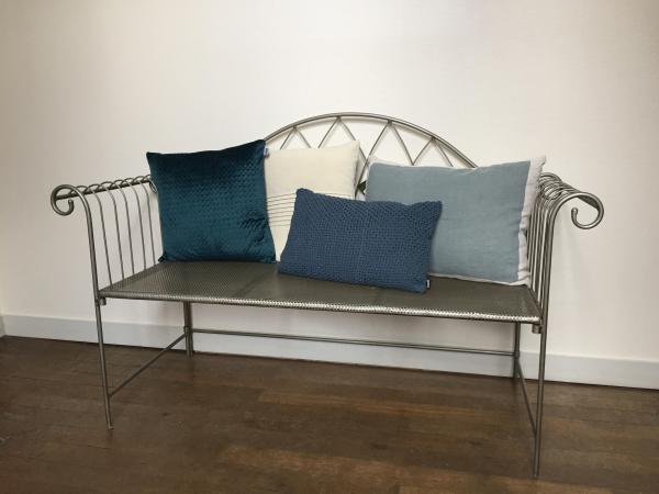 Le banc est arriv comme prvu. Il a tout de suite trouv sa place (et ses coussins).