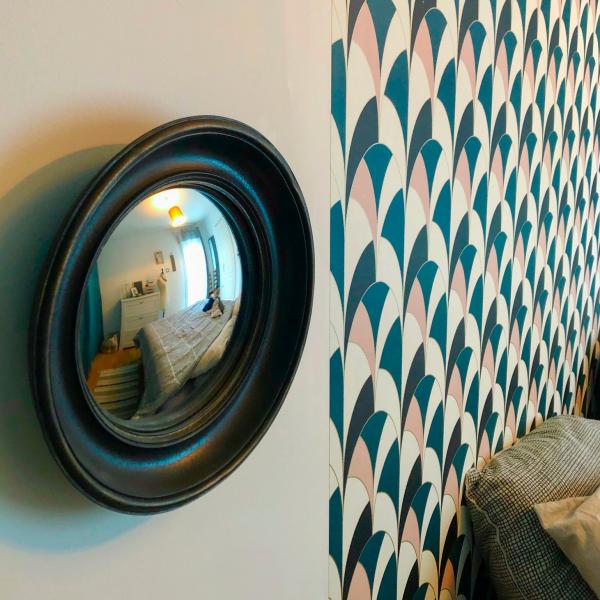 Perfecte spiegel naast het hoofdbord!