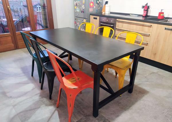 Une touche industrielle à ma cuisine avec la belle table Kerizel.