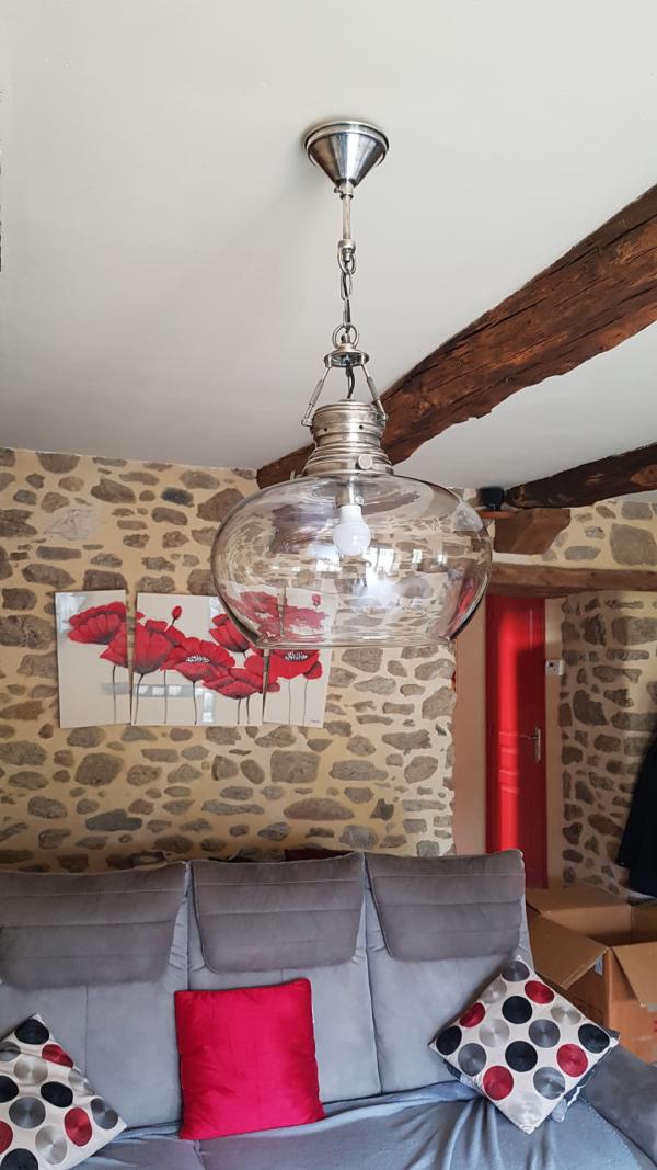 Ici la chaine a été raccourcie à 2 maillons ( plafond assez bas).
Très joli dans mon salon.
