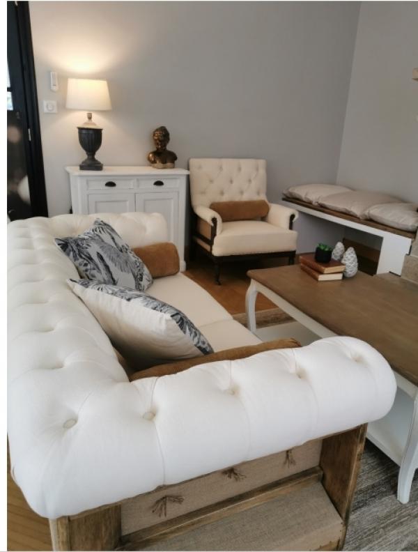 Divano Chesterfield in beige semplicemente sublime comfort e assolutamente perfetto.
Il suo stile puro si adatta perfettamente alla stanza.
Consegna superiore