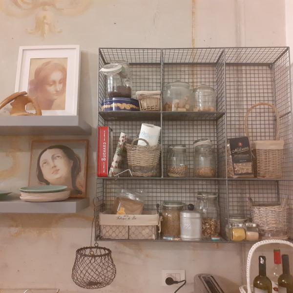 Hallo. Ich habe dieses schne Regal im Mrz gekauft und es sieht in Natura noch besser aus.
Ich liebe es, denn es verleiht meiner Kche einen industriellen Retro-Look. berglcklich!