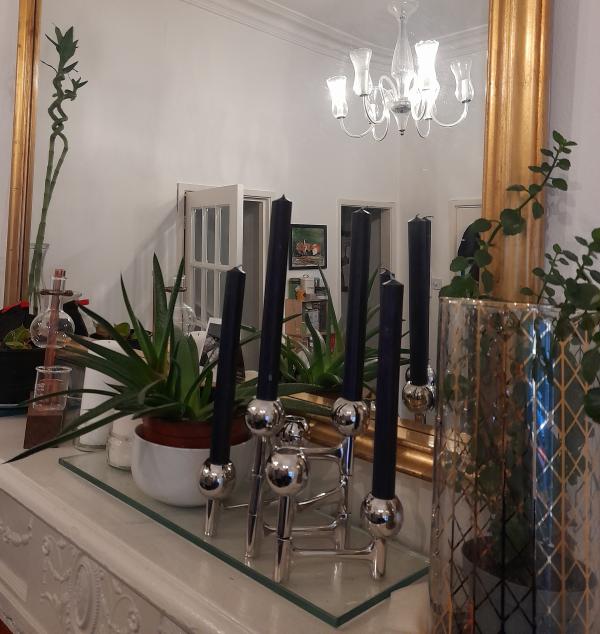 Der Kerzenstnder hat seinen Platz auf dem Kaminsims gefunden.