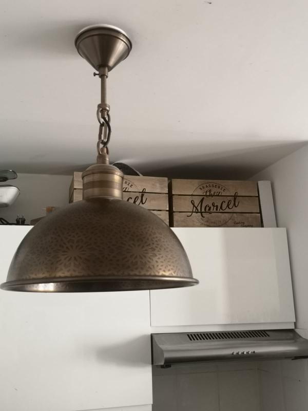 Lampe suspendue en métal ciselé