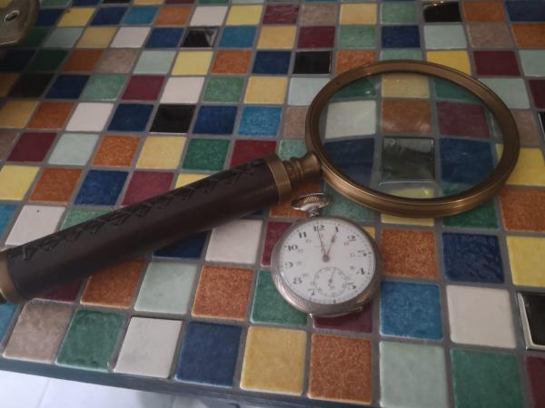 Loupe en métal doré