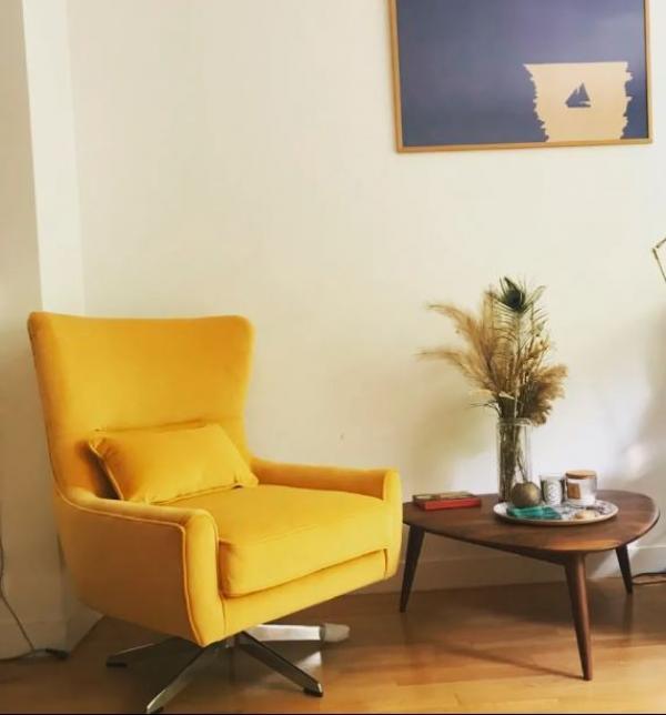Fauteuil rotatif en velours jaune