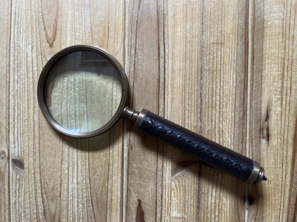 Loupe en métal doré