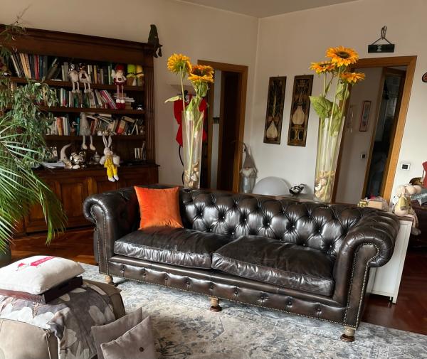 Grand canapé en cuir chesterfield