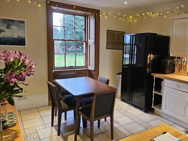 Petite table de repas en bois foncé