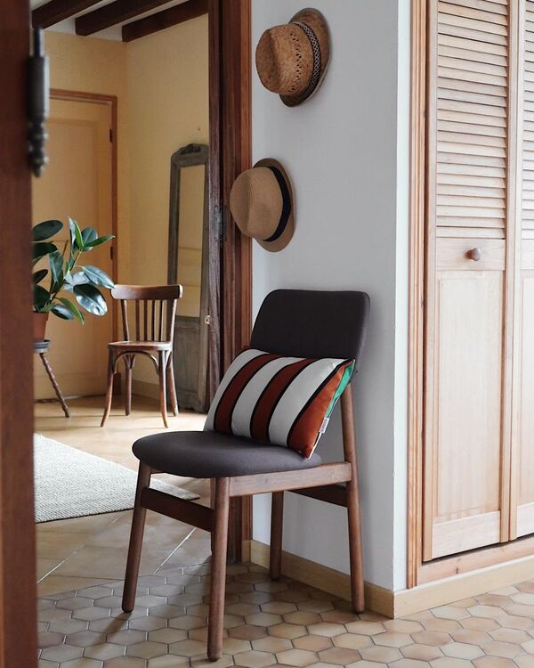 Chaise en acacia verni