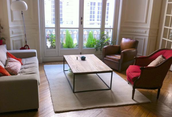 La table basse Soho Loft dans notre appartement, un style assez classique dans l'esprit de l'immeuble ancien, mais avec quelques touches style industriel, plus tendances