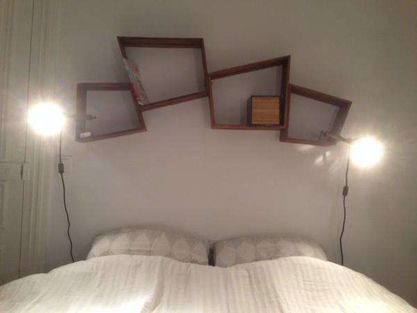 2 paires de casiers Stockholm en t�te de lit, chic et pratique ! On en aurait bien mis une paire en + si on avait la place