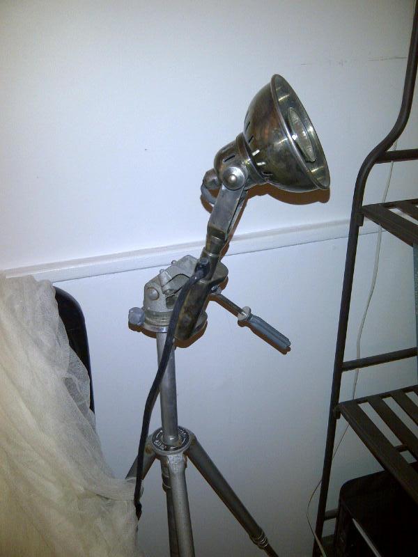 La lampe serre-joint fix�e sur un trepied de photographe pour un lampadaire original! avons alli� la passion de l'industriel et de la photo grace � PIB!