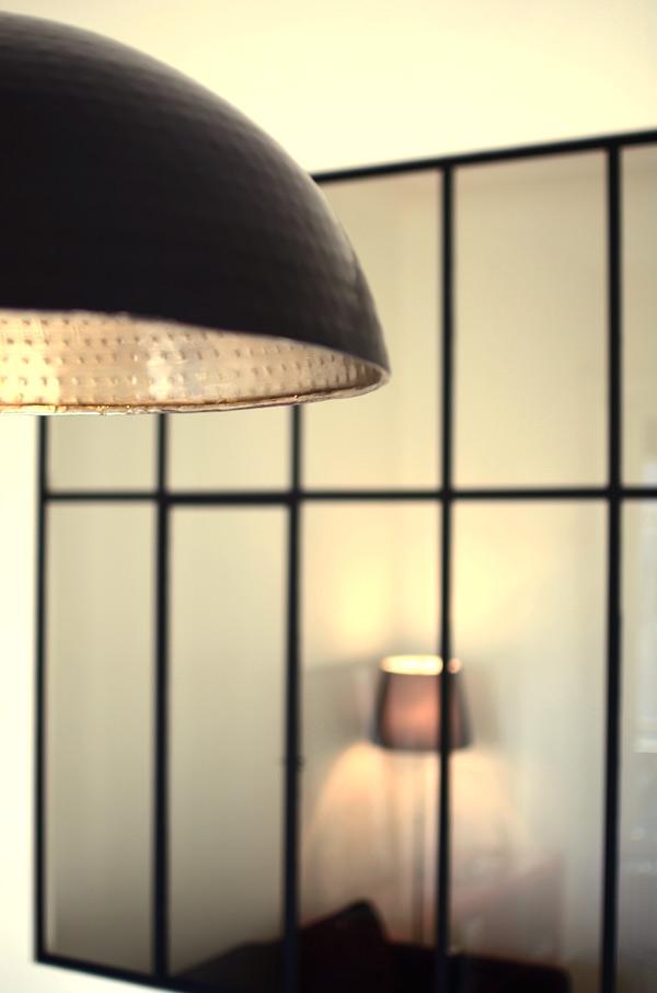 Le plafonnier M�tallique KOMAIS s'int�gre parfaitement dans un univers � la fois ancien, industriel et moderne ! Superbe pi�ce qui met en valeur le travail manuel gr�ce � sa finition martel�e !