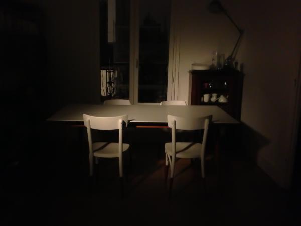 Siamo fan del nostro tavolo Fjord! In foto  illuminato solo da un vecchio proiettore per il cinema. Dietro, la lampada Jield Loft.