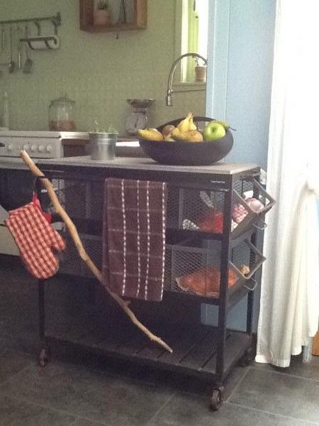 Esta mesa auxiliar de cocina se encaja perfectamente en mi cocina
