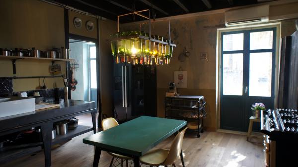 Pour am�nager notre maison de campagne, nous avons choisi ce luminaire porte bouteilles dont l'�clairage est tr�s doux et la desserte en pierre bleue � la fois fonctionnelle et esth�tique.