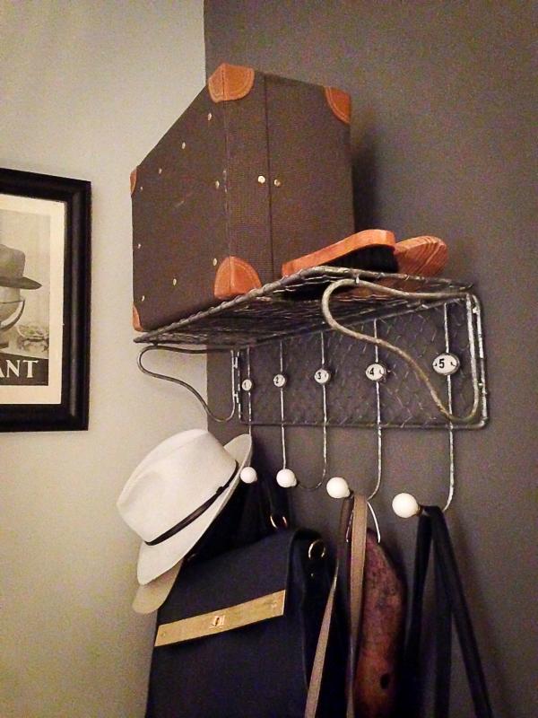 Un porte-manteaux vintage, des accessoires vintage... Pile poil ce qu'il nous fallait pour notre entr�e !
