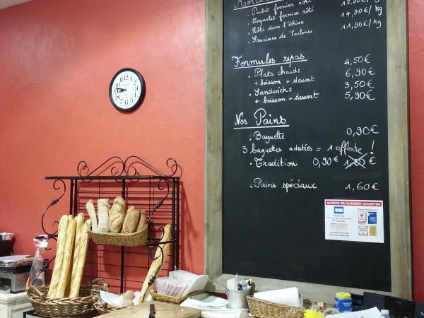 Lavagna lunga 115*190 cm con nello sfondo un muro rosso che accoglie calorosamente i clienti della nostra pasticceria :-)