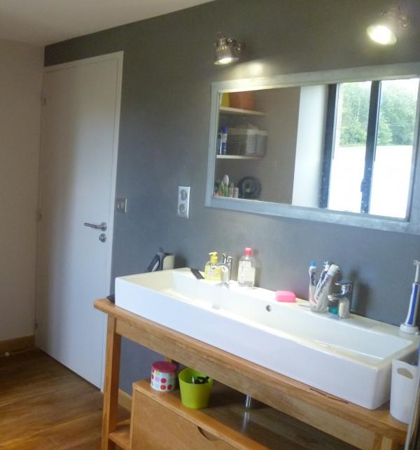 2 appliques PIB r�tro, pour �clairer un miroir fait sur mesure avec un encadrement en zinc! Des mat�riaux bruts: parquet en bois d'origine, meuble vasque en bois, b�ton cir� au mur...