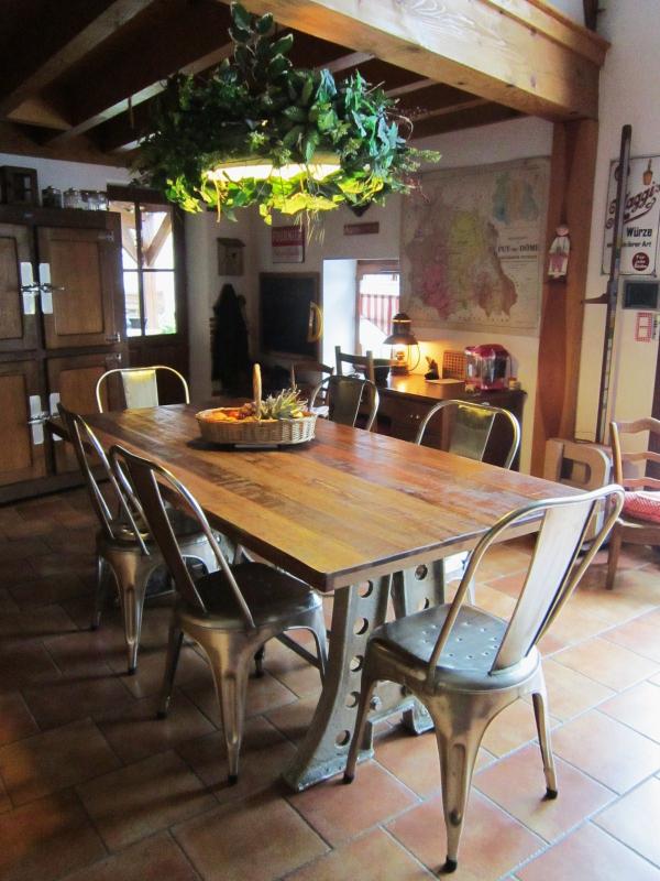 Blij met mijn aankoop. Ik hou van de stevige en industrile kant van deze tafel. De combinatie van staal en teak is zeer succesvol.
Past perfect bij de stijl van mijn huis ... oude boerderij ontworpen met Volvic steen!