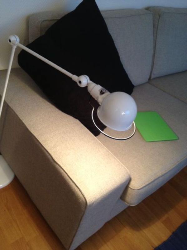 Mein Platz auf der Couch, mit dem Licht von meiner sch�nen Stehlampe!