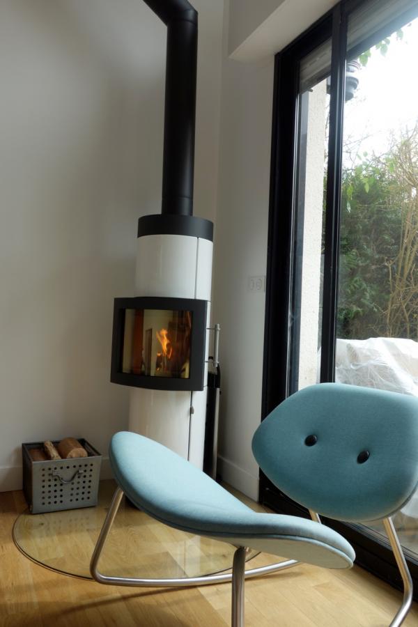 When decoration allows the combination of utility and design: the wire-mesh basket allows us to stock the fireplace wood in the living room. The rustic side of the wood fits marvelously well with the industrial look of the basket.