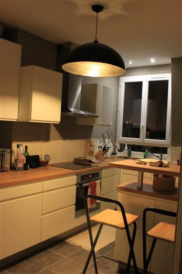 Nous sommes tr�s heureux de l'achat de ce lustre qui se marie tr�s bien avec notre cuisine moderne et vintage avec nos deux tabourets chin�s en brocante...une lumi�re dor�e qui une atmosph�re chaleureuse � la pi�ce! ne manque plus que la c