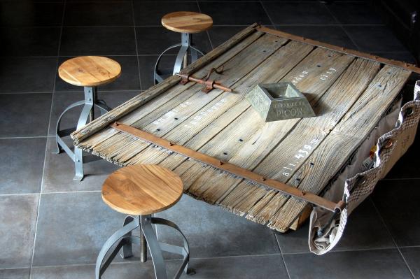 Les tabourets industriels Lat�que se marient parfaitement bien avec cette ancienne porte d'�table de notre grange Limousine transform�e en table basse.