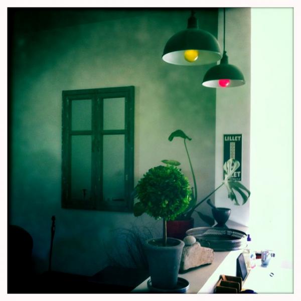 PIB atmosphere at home: Sweet window mirror, workshop ceiling light, small boxwood.
