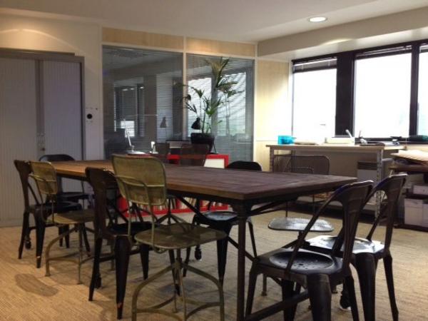 Une salle de r�union agr�able avec la grande table de tapissier, les chaises Multipl's, et les chaises d'atelier en t�le perfor�e.