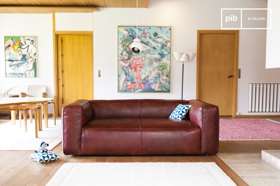 Elegant stability thanks to its carefully varnished wooden legs.