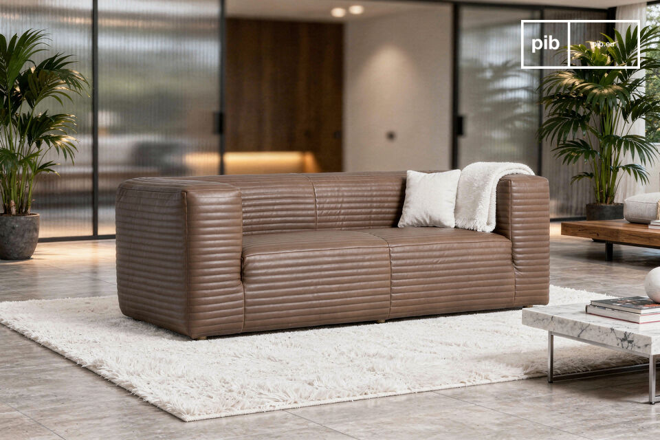 A soft welcome sheathed in full-bodied hazelnut leather