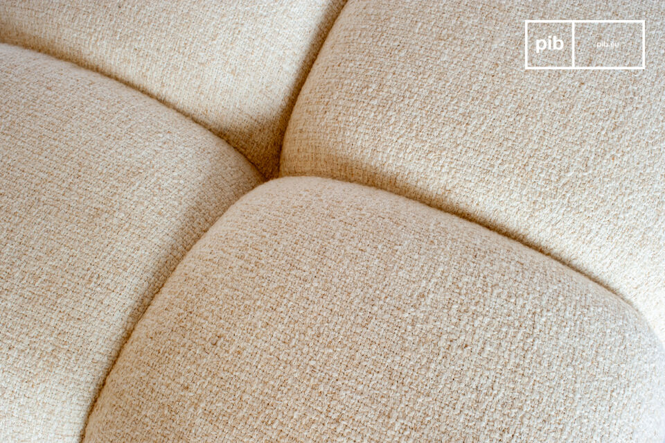 Dieser ecrufarbene Bezug mit großzügigem Gewebe verleiht dem Sofa eine Dimension